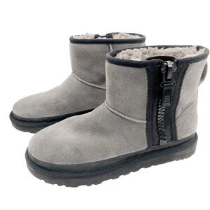 🚨SALE🚨 UGG Mini Classic Zip Bootie, Size 9